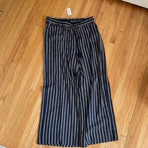 Banana Republic cropped navy and white pants. Size small. New with tags